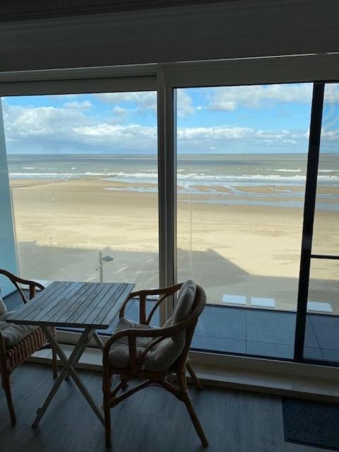 Studio 405 Op Zeedijk Met Frontaal Zeezicht 4De Verdiep Middelkerke Extérieur photo