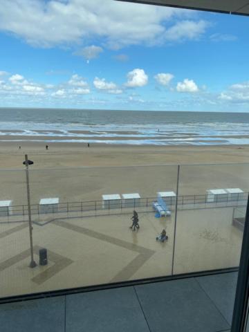 Studio 405 Op Zeedijk Met Frontaal Zeezicht 4De Verdiep Middelkerke Extérieur photo